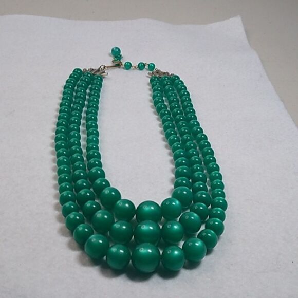Vintage Green Lucite Three Silver Tone Metal Necklace Cottagecore Grandmacore - Picture 4 of 6